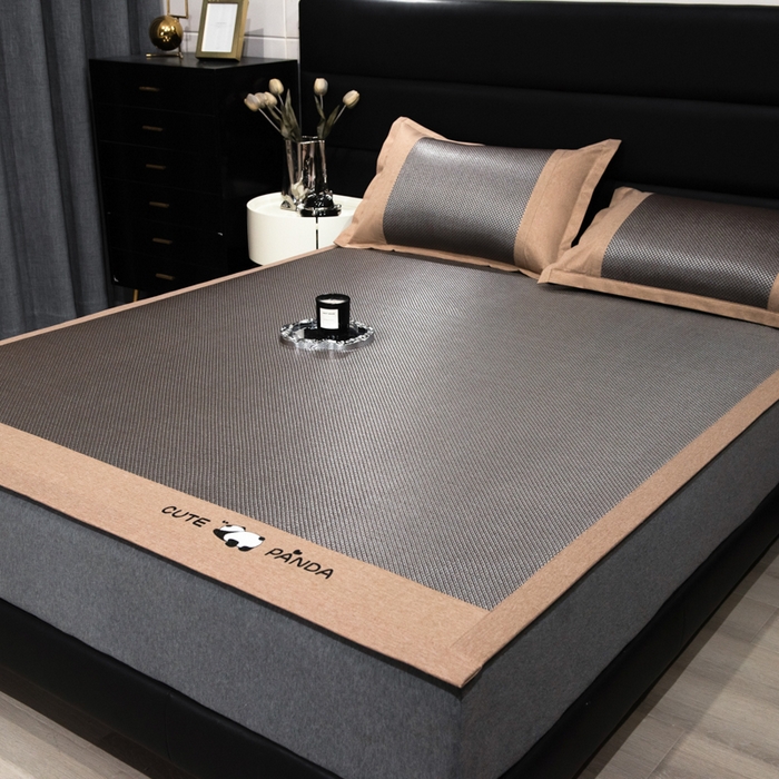 91家纺网 家纺一手货源 找家纺 倾慕家纺 2026新款A类刺绣冰藤席--床席款 刺绣熊猫银咖色床席款