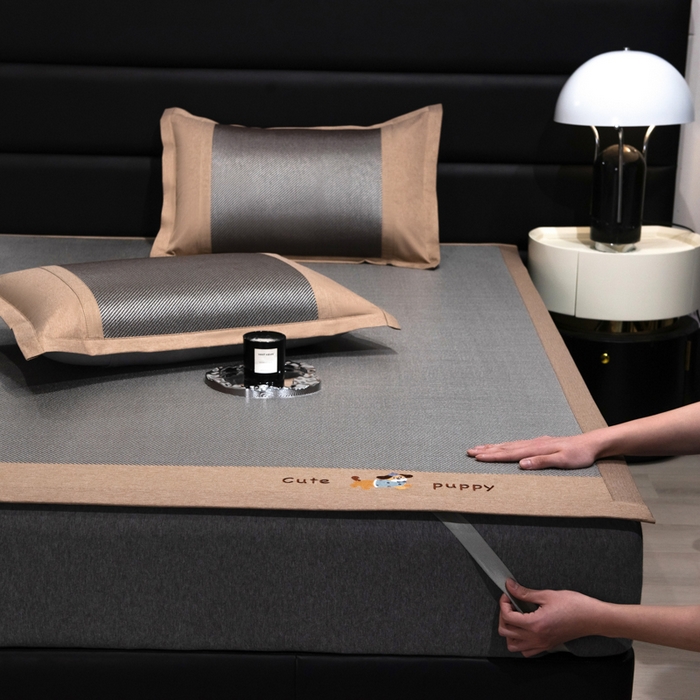 91家纺网 家纺一手货源 找家纺 倾慕家纺 2026新款A类刺绣冰藤席--床席款 刺绣小狗银咖色床席款