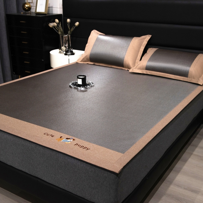 91家纺网 家纺一手货源 找家纺 倾慕家纺 2026新款A类刺绣冰藤席--床席款 刺绣小狗银咖色床席款