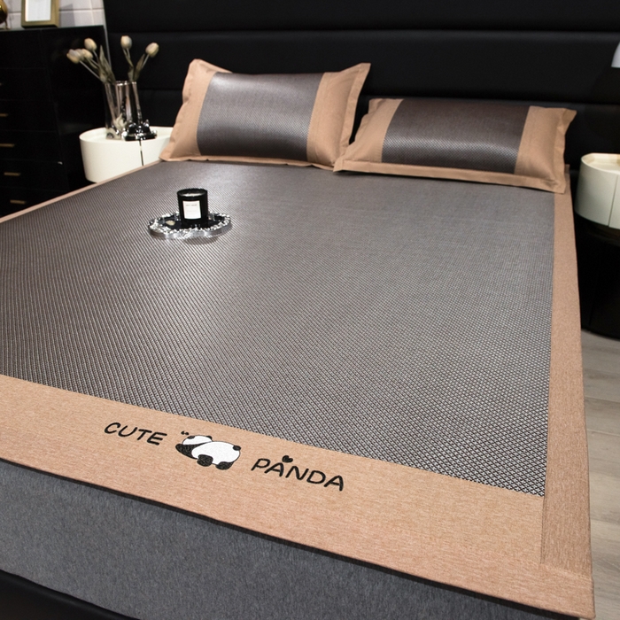 91家纺网 家纺一手货源 找家纺 倾慕家纺 2026新款A类刺绣冰藤席--床席款 刺绣熊猫银咖色床席款