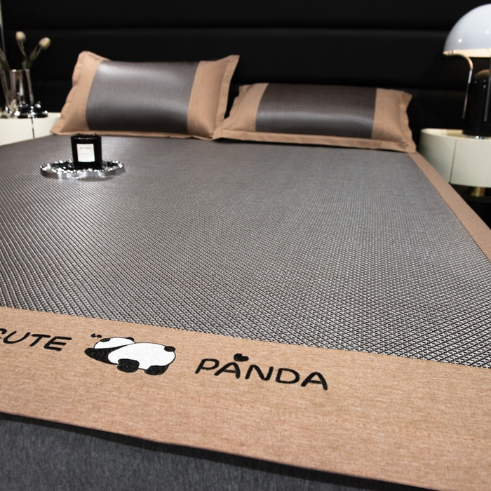 91家纺网 家纺一手货源 找家纺 倾慕家纺 2026新款A类刺绣冰藤席--床席款 刺绣熊猫银咖色床席款