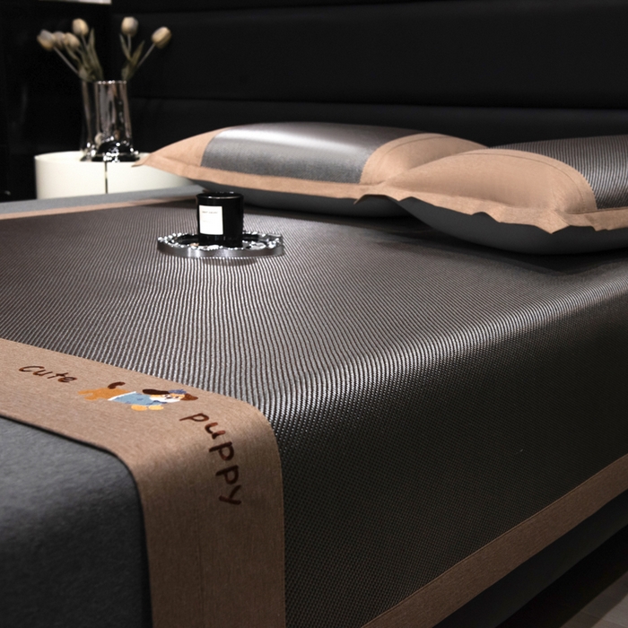 91家纺网 家纺一手货源 找家纺 倾慕家纺 2026新款A类刺绣冰藤席--床席款 刺绣小狗银咖色床席款