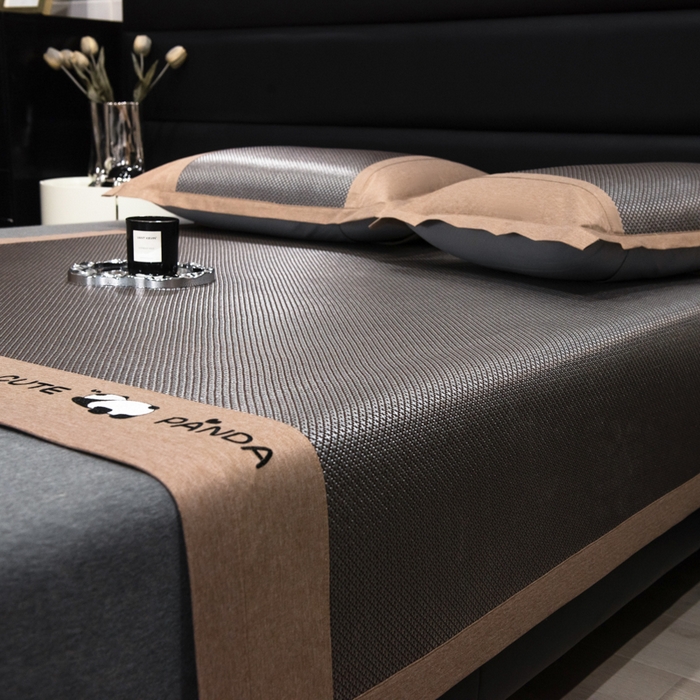 91家纺网 家纺一手货源 找家纺 倾慕家纺 2026新款A类刺绣冰藤席--床席款 刺绣熊猫银咖色床席款