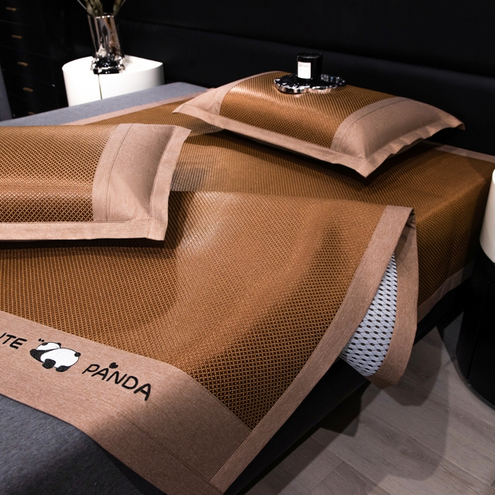 91家纺网 家纺一手货源 找家纺 倾慕家纺 2026新款A类刺绣冰藤席--床席款 刺绣熊猫棕色床席款