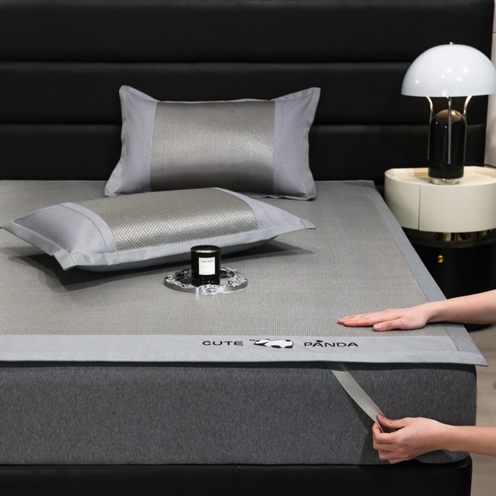 91家纺网 家纺一手货源 找家纺 倾慕家纺 2026新款A类刺绣冰藤席--床席款 刺绣熊猫灰色床席款