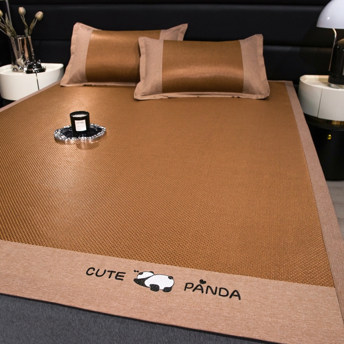 91家纺网 家纺一手货源 找家纺 倾慕家纺 2026新款A类刺绣冰藤席--床席款 刺绣熊猫棕色床席款