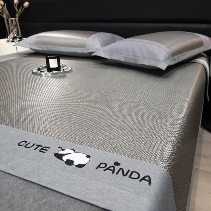 91家纺网 家纺一手货源 找家纺 倾慕家纺 2026新款A类刺绣冰藤席--床席款 刺绣熊猫灰色床席款