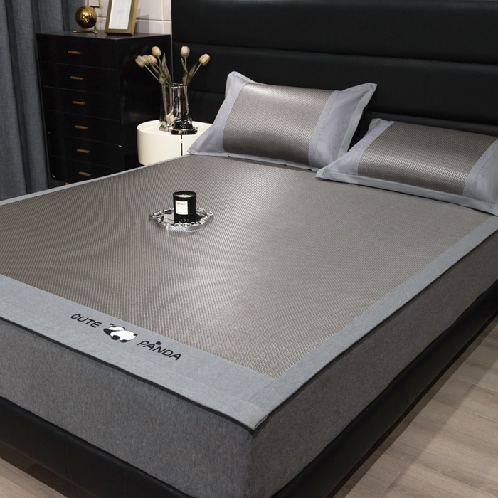 91家纺网 家纺一手货源 找家纺 倾慕家纺 2026新款A类刺绣冰藤席--床席款 刺绣熊猫灰色床席款