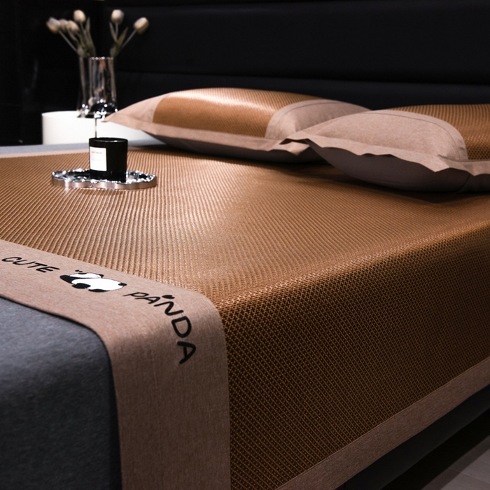 91家纺网 家纺一手货源 找家纺 倾慕家纺 2026新款A类刺绣冰藤席--床席款 刺绣熊猫棕色床席款