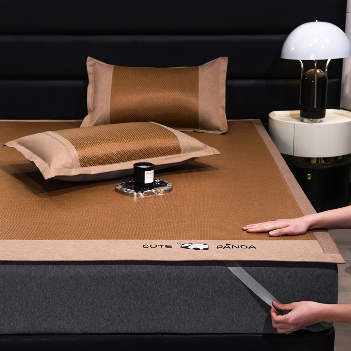 91家纺网 家纺一手货源 找家纺 倾慕家纺 2026新款A类刺绣冰藤席--床席款 刺绣熊猫棕色床席款