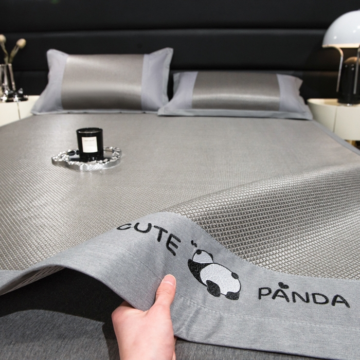 91家纺网 家纺一手货源 找家纺 倾慕家纺 2026新款A类刺绣冰藤席--床席款 刺绣熊猫灰色床席款