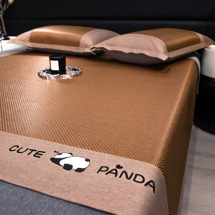 91家纺网 家纺一手货源 找家纺 倾慕家纺 2026新款A类刺绣冰藤席--床席款 刺绣熊猫棕色床席款