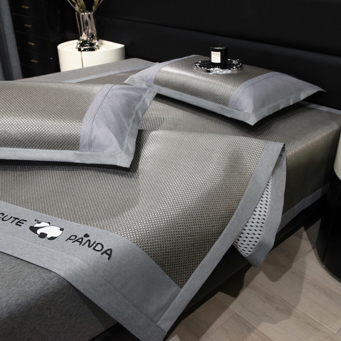 91家纺网 家纺一手货源 找家纺 倾慕家纺 2026新款A类刺绣冰藤席--床席款 刺绣熊猫灰色床席款