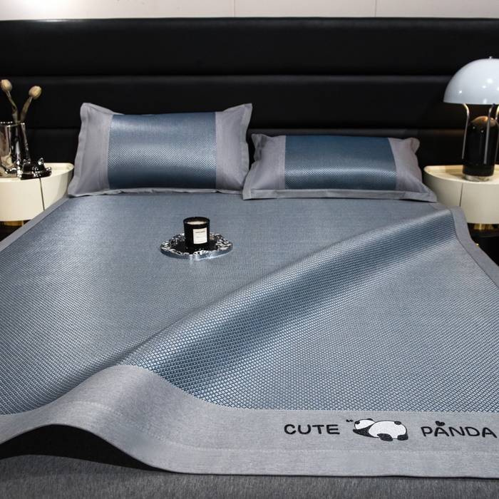 91家纺网 家纺一手货源 找家纺 倾慕家纺 2026新款A类刺绣冰藤席--床席款 刺绣熊猫蓝色床席款