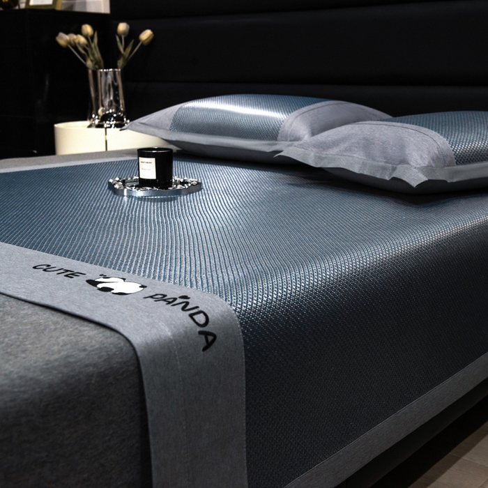 91家纺网 家纺一手货源 找家纺 倾慕家纺 2026新款A类刺绣冰藤席--床席款 刺绣熊猫蓝色床席款