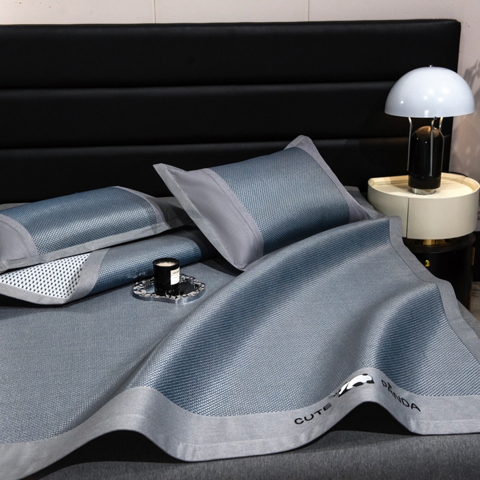 91家纺网 家纺一手货源 找家纺 倾慕家纺 2026新款A类刺绣冰藤席--床席款 刺绣熊猫蓝色床席款