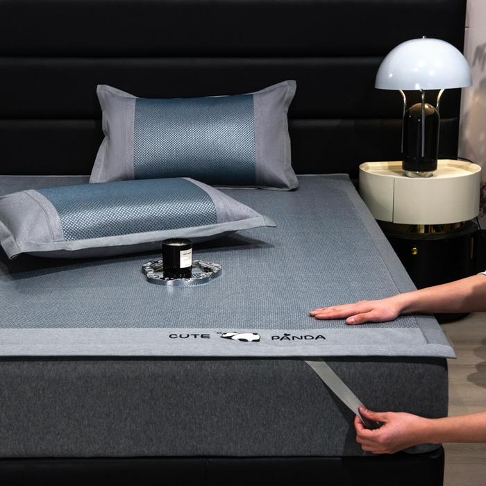 91家纺网 家纺一手货源 找家纺 倾慕家纺 2026新款A类刺绣冰藤席--床席款 刺绣熊猫蓝色床席款