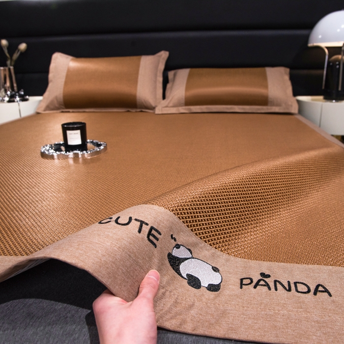 91家纺网 家纺一手货源 找家纺 倾慕家纺 2026新款A类刺绣冰藤席--床席款 刺绣熊猫棕色床席款