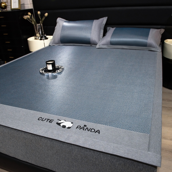 91家纺网 家纺一手货源 找家纺 倾慕家纺 2026新款A类刺绣冰藤席--床席款 刺绣熊猫蓝色床席款