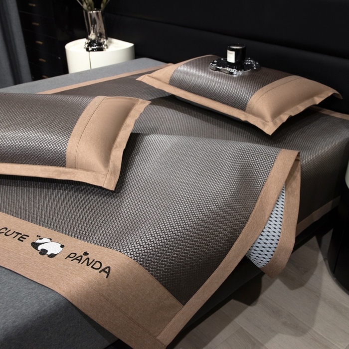 91家纺网 家纺一手货源 找家纺 倾慕家纺 2026新款A类刺绣冰藤席--床席款 刺绣熊猫银咖色床席款