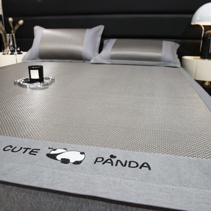 91家纺网 家纺一手货源 找家纺 倾慕家纺 2026新款A类刺绣冰藤席--床席款 刺绣熊猫灰色床席款