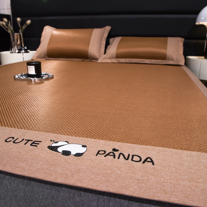 91家纺网 家纺一手货源 找家纺 倾慕家纺 2026新款A类刺绣冰藤席--床席款 刺绣熊猫棕色床席款