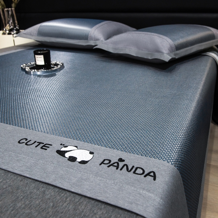 91家纺网 家纺一手货源 找家纺 倾慕家纺 2026新款A类刺绣冰藤席--床席款 刺绣熊猫蓝色床席款