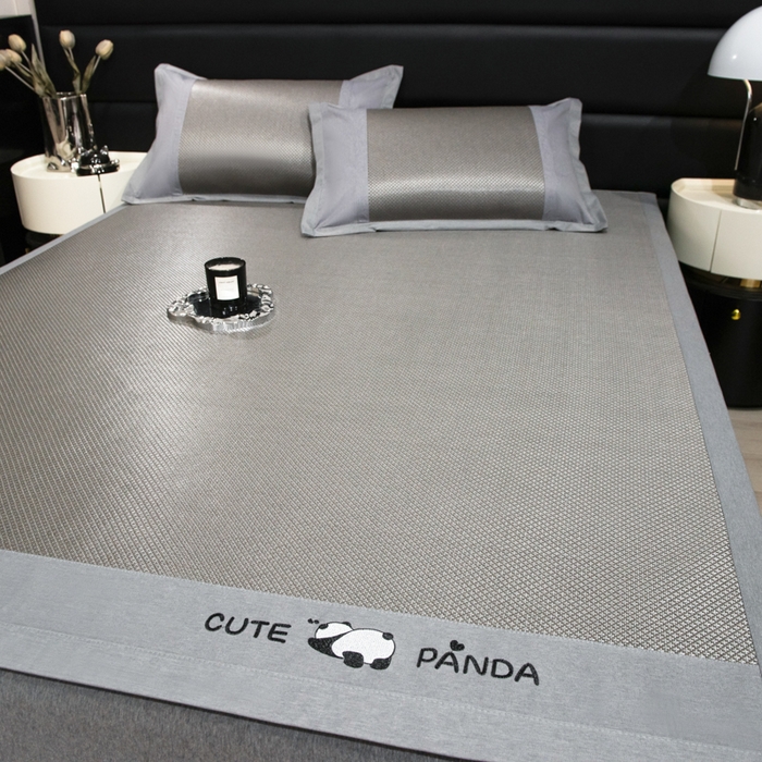 91家纺网 家纺一手货源 找家纺 倾慕家纺 2026新款A类刺绣冰藤席--床席款 刺绣熊猫灰色床席款