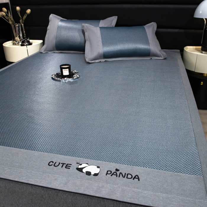 91家纺网 家纺一手货源 找家纺 倾慕家纺 2026新款A类刺绣冰藤席--床席款 刺绣熊猫蓝色床席款