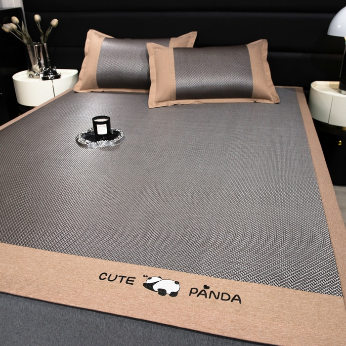 91家纺网 家纺一手货源 找家纺 倾慕家纺 2026新款A类刺绣冰藤席--床席款 刺绣熊猫银咖色床席款