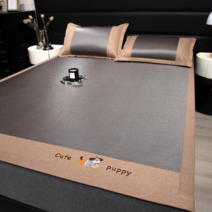 91家纺网 家纺一手货源 找家纺 倾慕家纺 2026新款A类刺绣冰藤席--床席款 刺绣小狗银咖色床席款