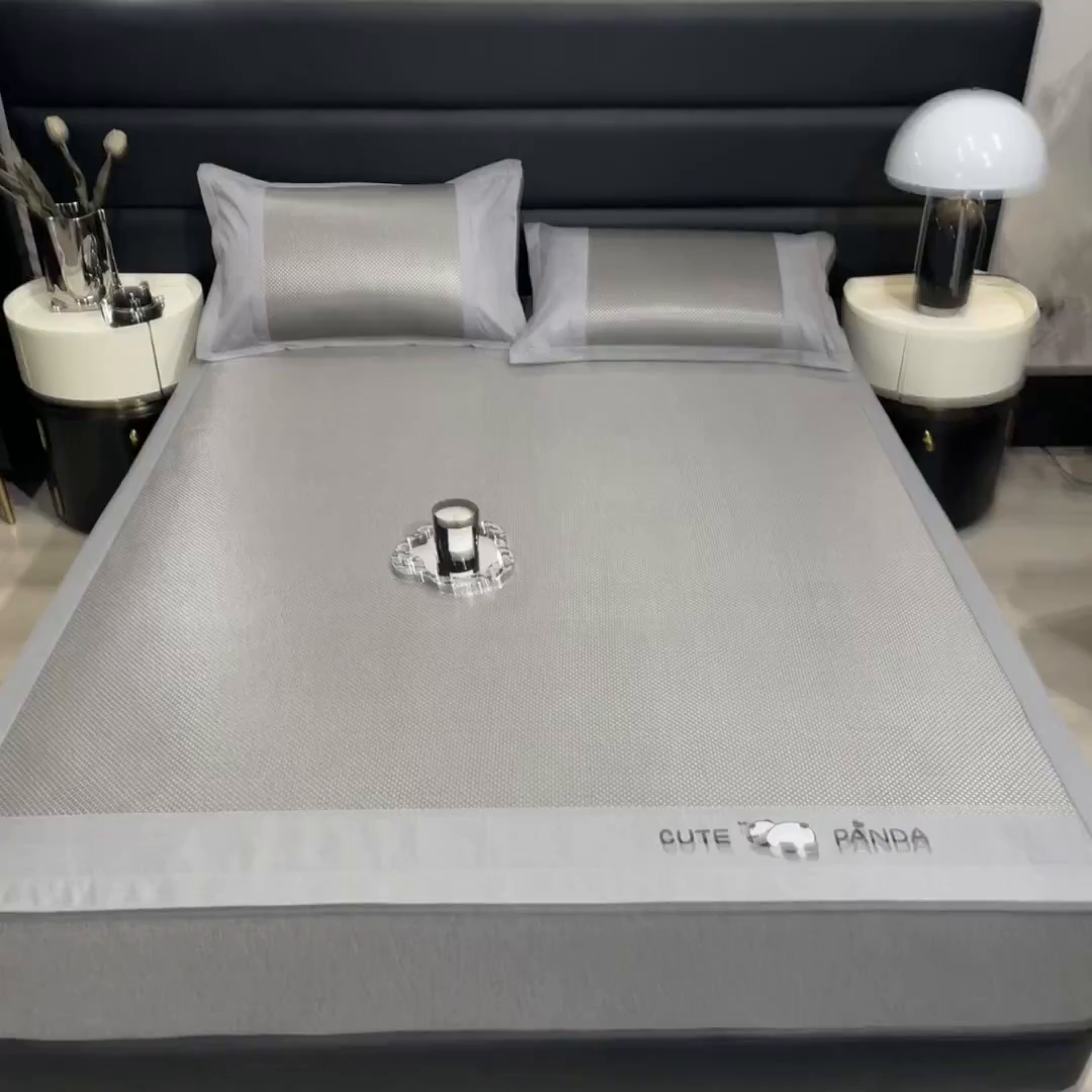 91家纺网 家纺一手货源 找家纺 倾慕家纺 2026新款A类刺绣冰藤席--床席款 刺绣熊猫灰色床席款