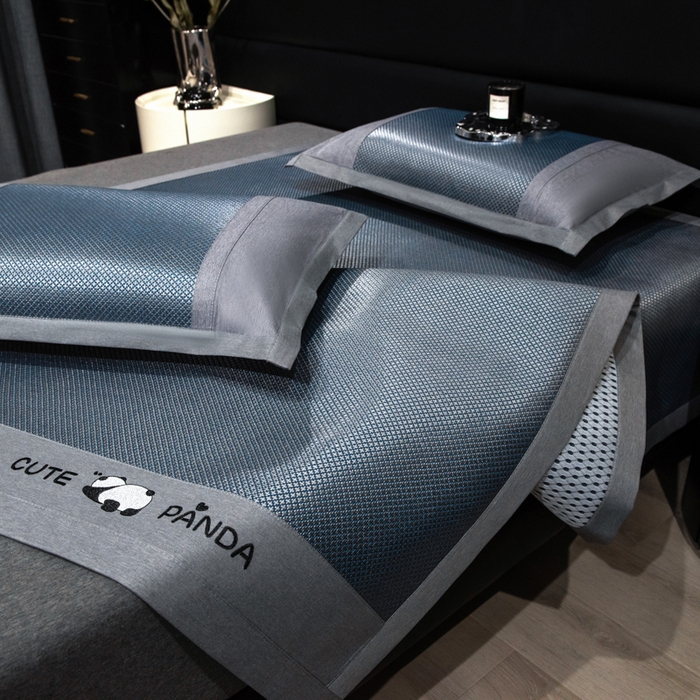 91家纺网 家纺一手货源 找家纺 倾慕家纺 2026新款A类刺绣冰藤席--床席款 刺绣熊猫蓝色床席款