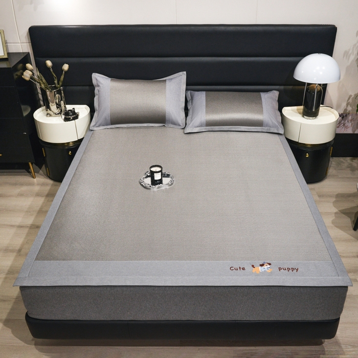 91家纺网 家纺一手货源 找家纺 倾慕家纺 2026新款A类刺绣冰藤席--床席款 刺绣小狗灰色床席款