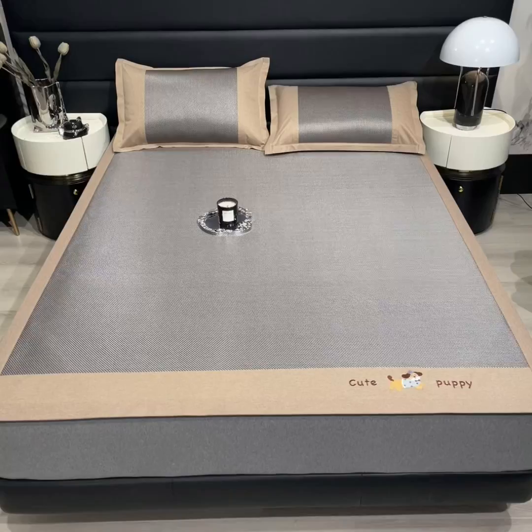 91家纺网 家纺一手货源 找家纺 倾慕家纺 2026新款A类刺绣冰藤席--床席款 刺绣小狗银咖色床席款