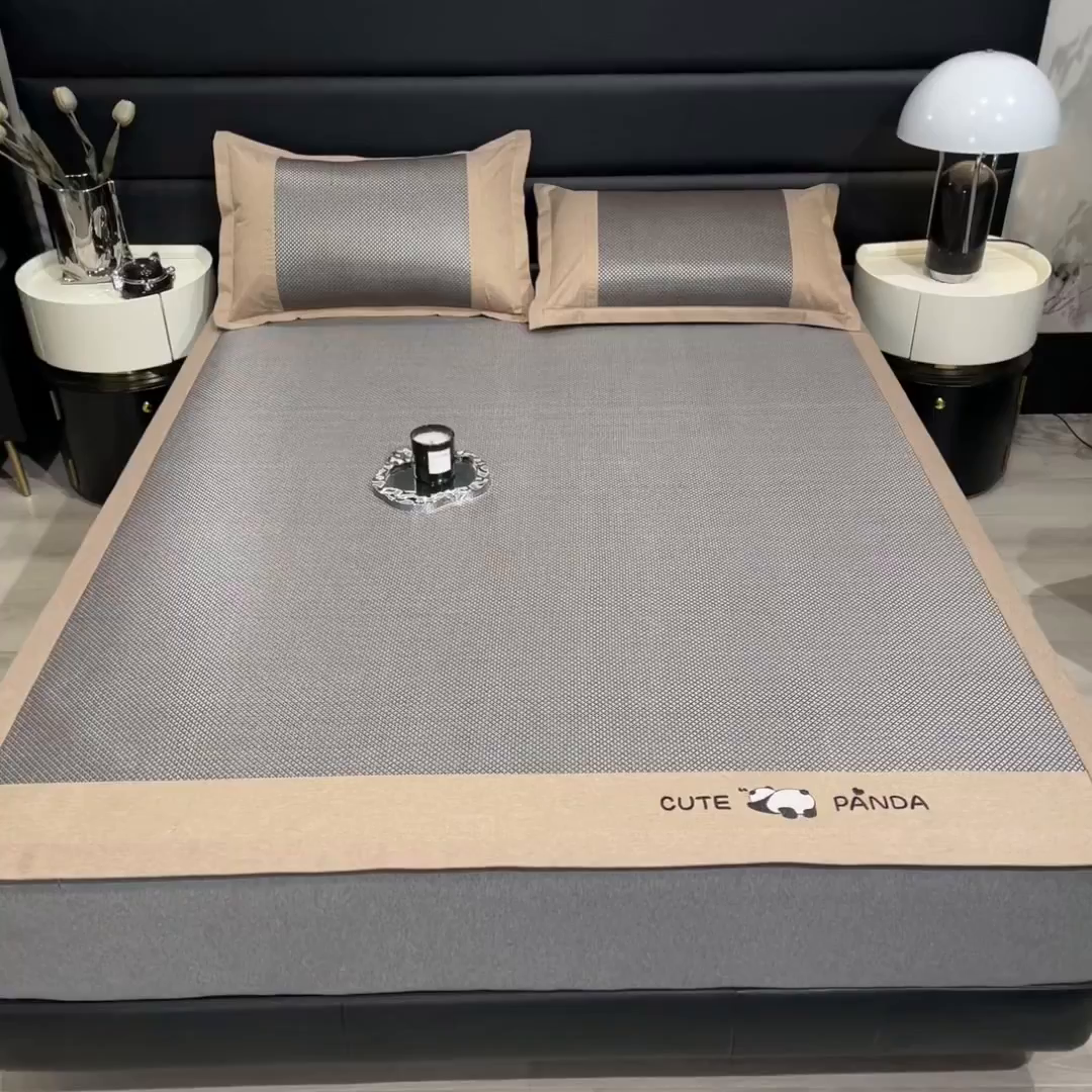 91家纺网 家纺一手货源 找家纺 倾慕家纺 2026新款A类刺绣冰藤席--床席款 刺绣熊猫银咖色床席款