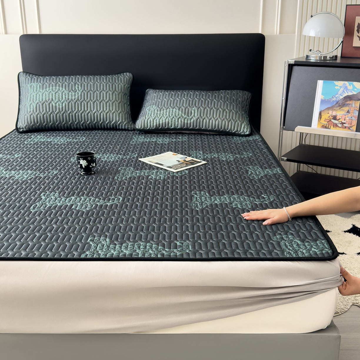 91家纺网 家纺一手货源 找家纺 久云居 2026新款0.05mm加厚乳胶凉席席子 翠影绿豹床笠款