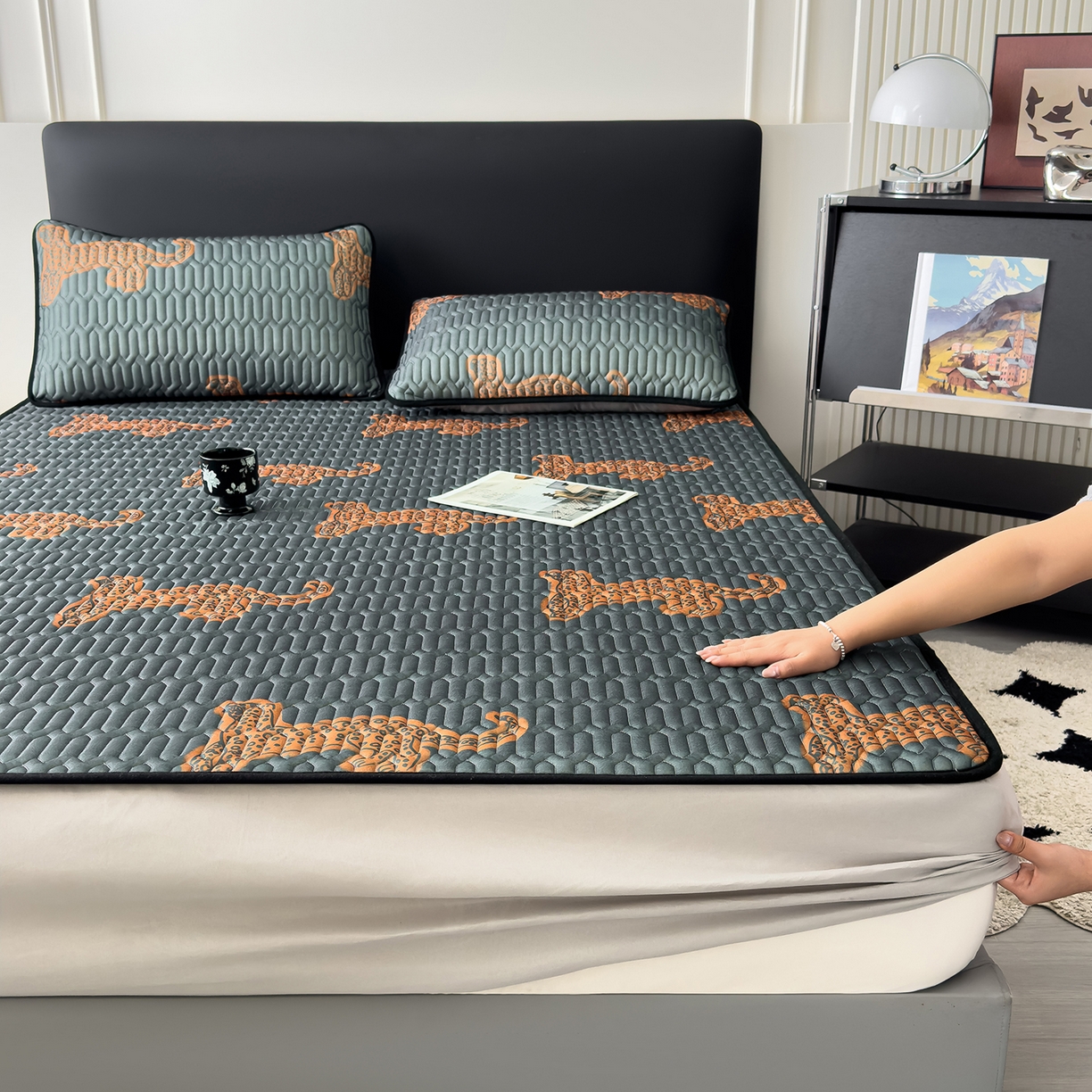 91家纺网 家纺一手货源 找家纺 久云居 2026新款0.05mm加厚乳胶凉席席子 金豹纳福中古豹床笠款