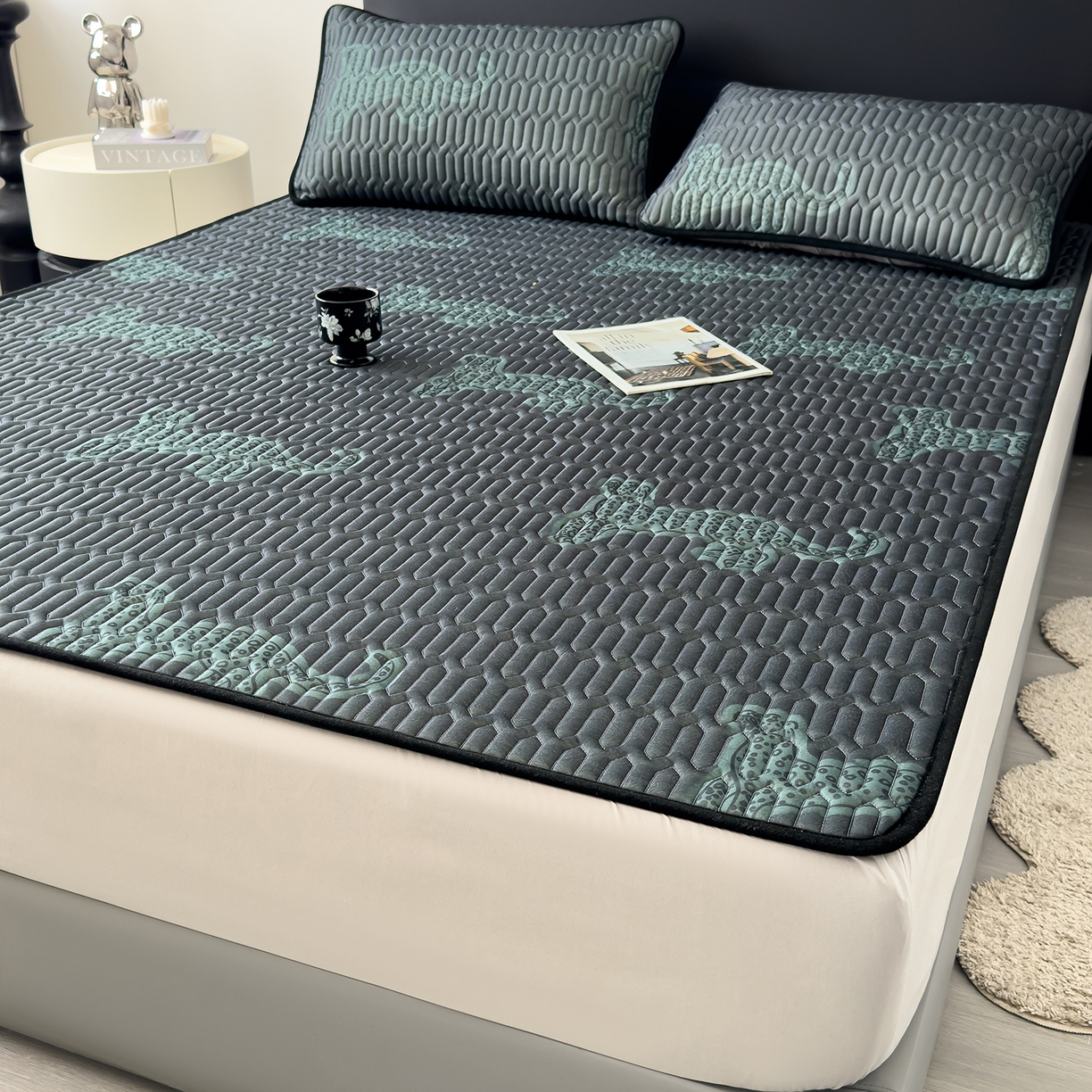 91家纺网 家纺一手货源 找家纺 久云居 2026新款0.05mm加厚乳胶凉席席子 翠影绿豹床笠款