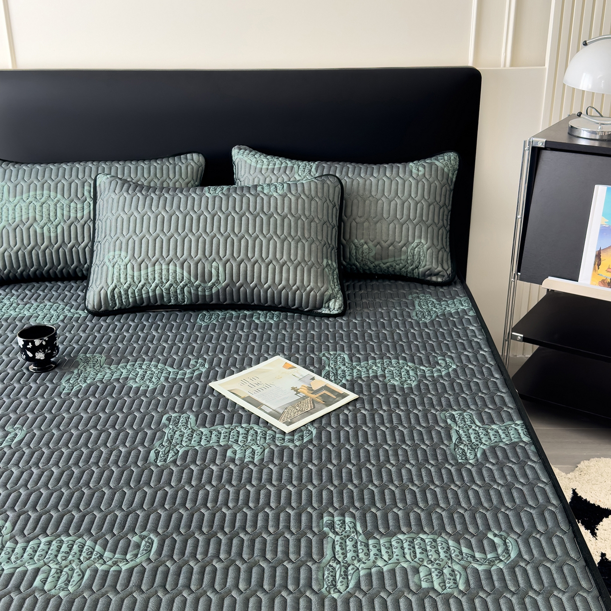 91家纺网 家纺一手货源 找家纺 久云居 2026新款0.05mm加厚乳胶凉席席子 翠影绿豹床单款