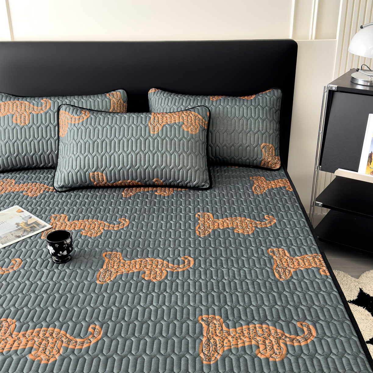 91家纺网 家纺一手货源 找家纺 久云居 2026新款0.05mm加厚乳胶凉席席子 金豹纳福中古豹床笠款