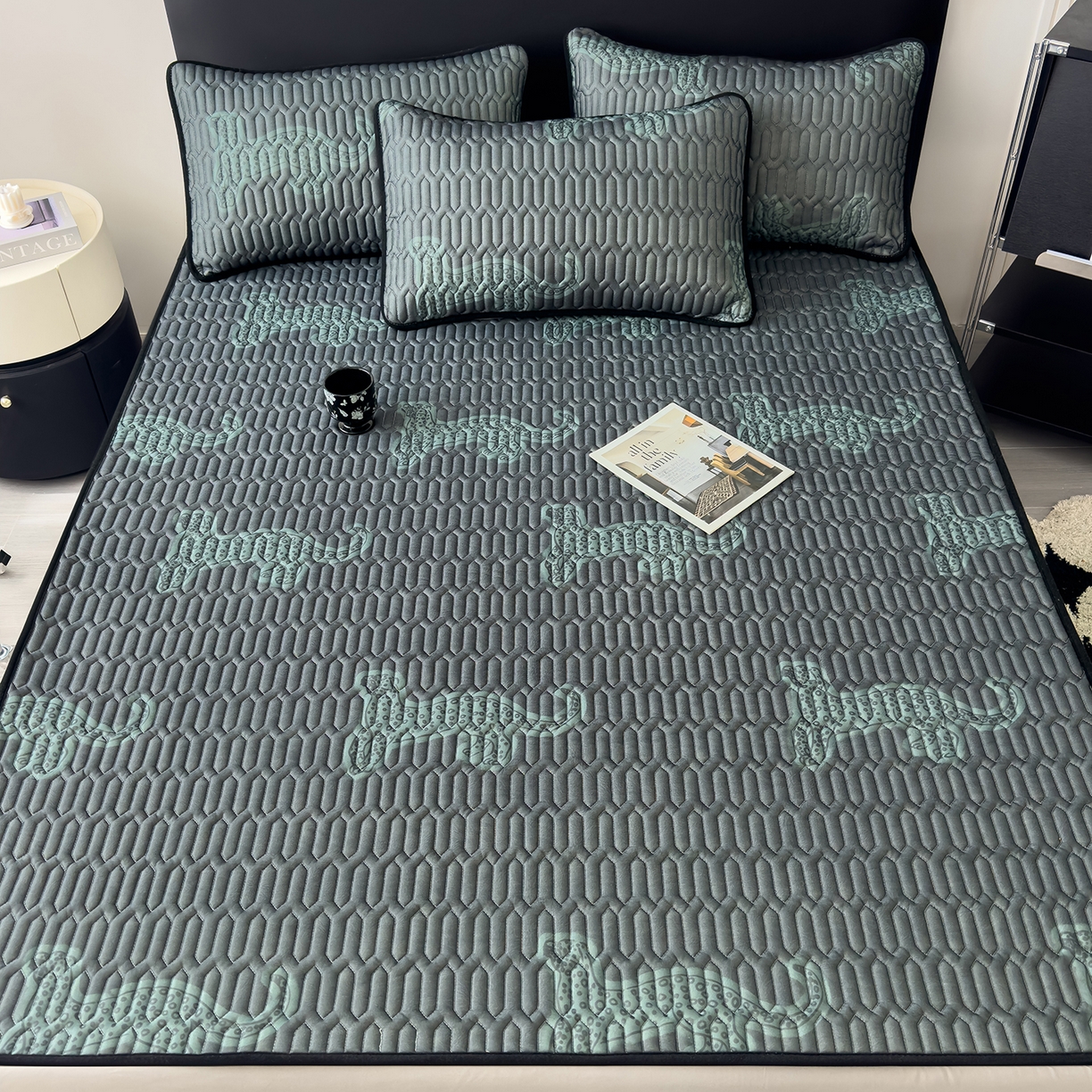 91家纺网 家纺一手货源 找家纺 久云居 2026新款0.05mm加厚乳胶凉席席子 翠影绿豹床笠款