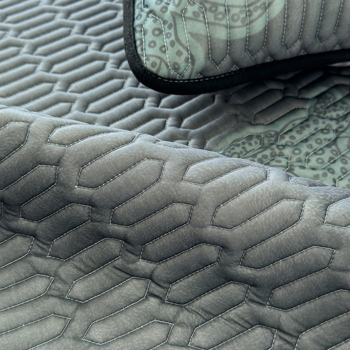 91家纺网 家纺一手货源 找家纺 久云居 2026新款0.05mm加厚乳胶凉席席子 翠影绿豹床笠款