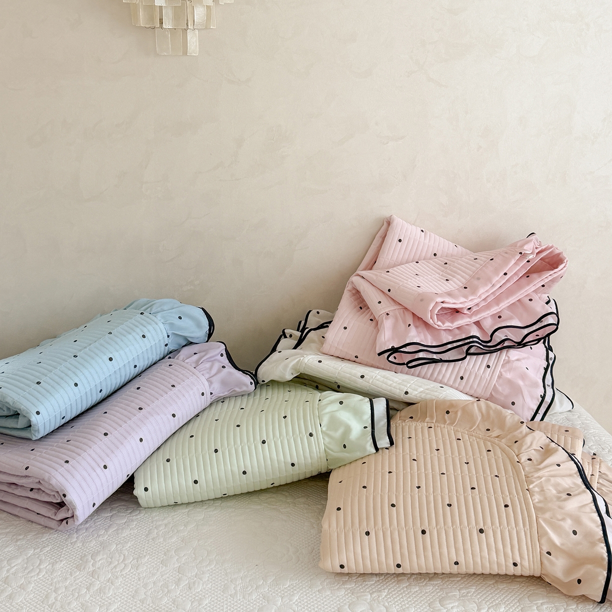 91家纺网 家纺一手货源 找家纺 （总）琳可家居 2026新款波点天丝系列花边款100%莱赛尔纤维天丝床盖可机洗A类床盖三件