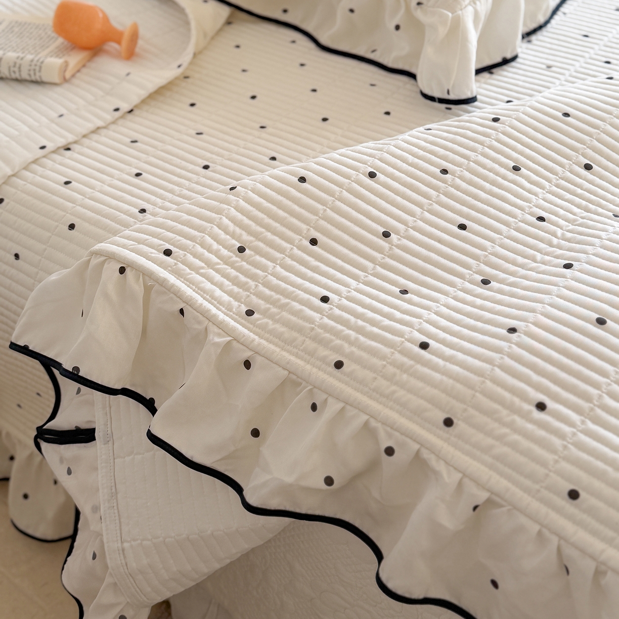 91家纺网 家纺一手货源 找家纺 琳可家居 2026新款波点天丝系列花边款100%莱赛尔纤维天丝床盖可机洗A类床盖三件 香草白