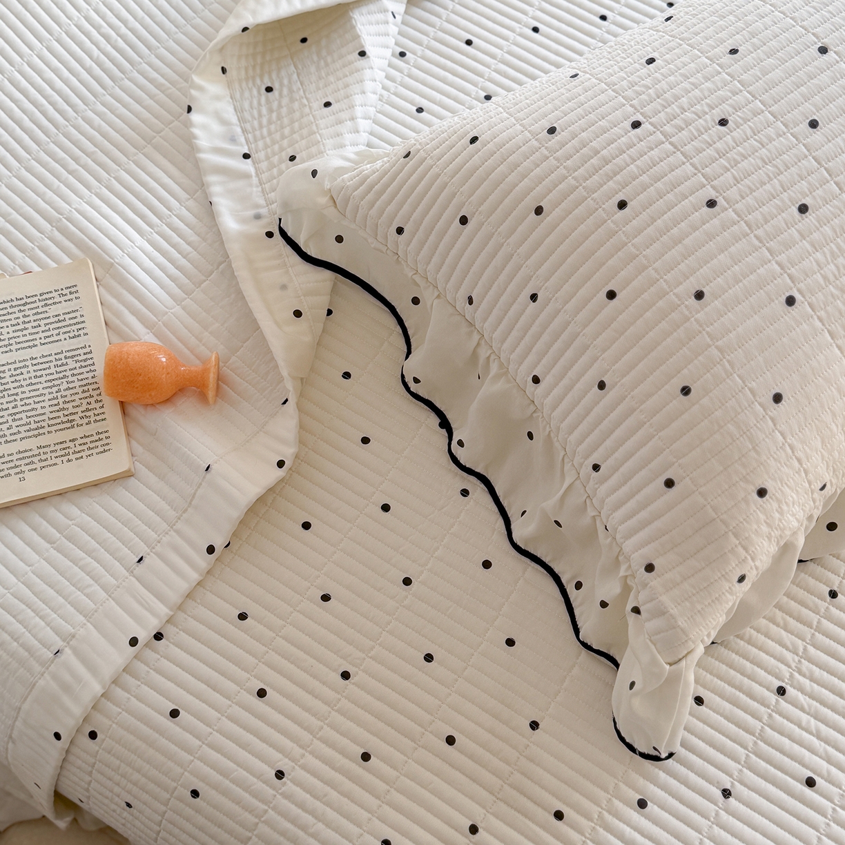 91家纺网 家纺一手货源 找家纺 琳可家居 2026新款波点天丝系列花边款100%莱赛尔纤维天丝床盖可机洗A类床盖三件 香草白