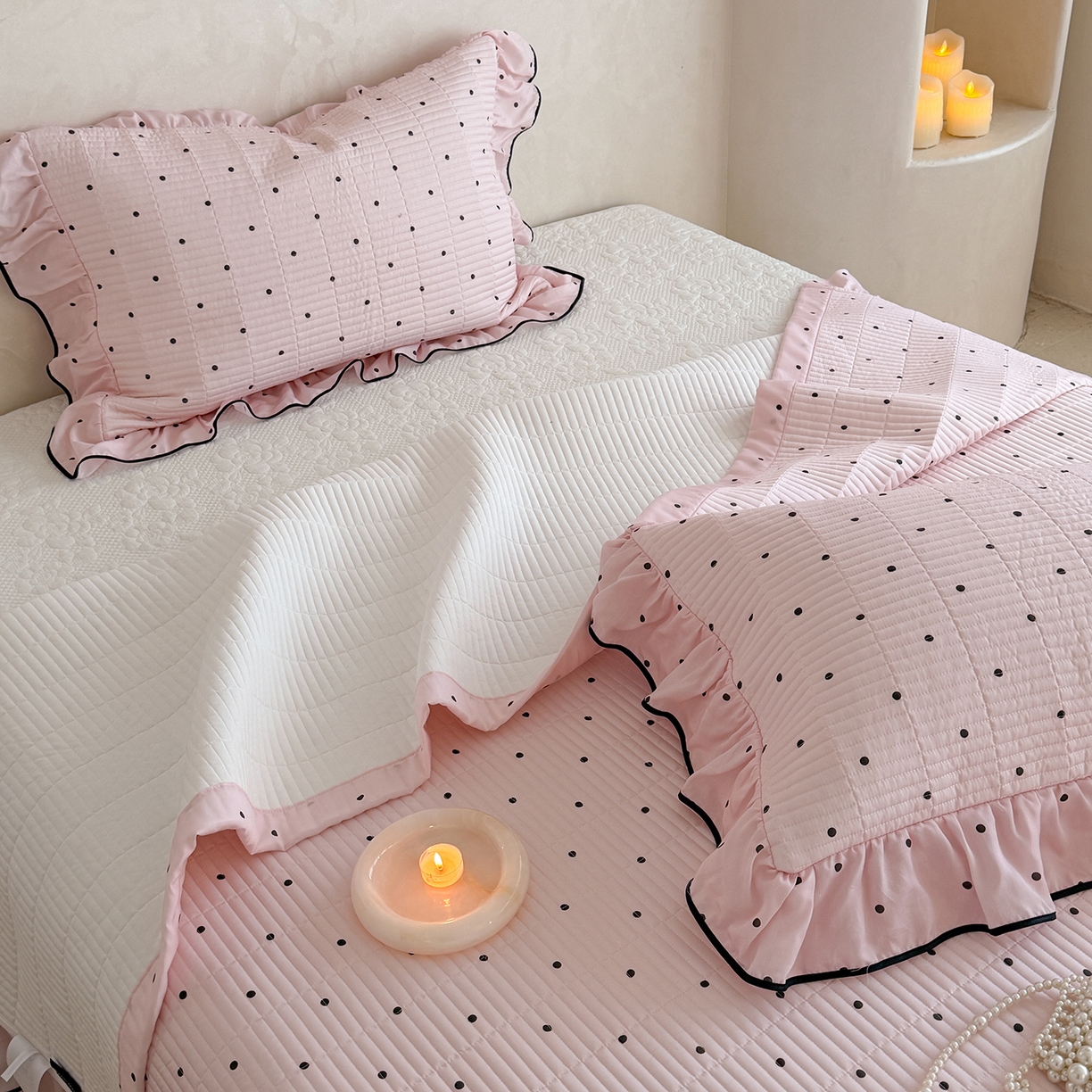 91家纺网 家纺一手货源 找家纺 琳可家居 2026新款波点天丝系列花边款100%莱赛尔纤维天丝床盖可机洗A类床盖三件 奶油粉