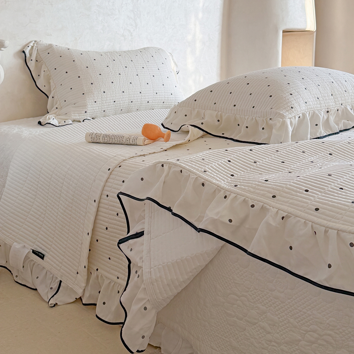 91家纺网 家纺一手货源 找家纺 琳可家居 2026新款波点天丝系列花边款100%莱赛尔纤维天丝床盖可机洗A类床盖三件 香草白