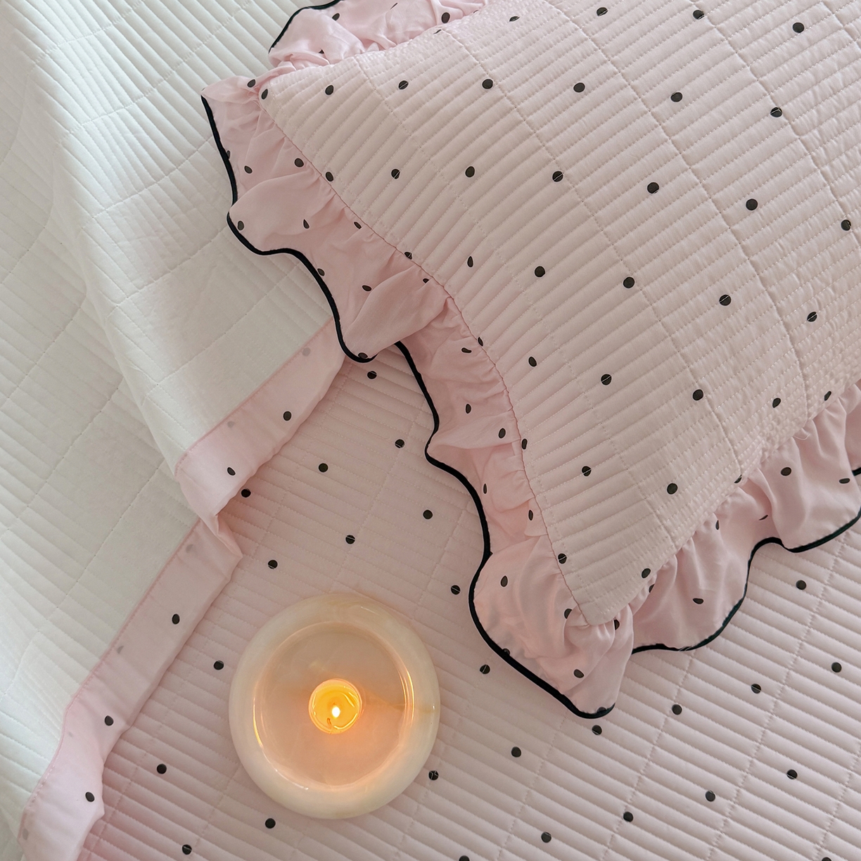 91家纺网 家纺一手货源 找家纺 琳可家居 2026新款波点天丝系列花边款100%莱赛尔纤维天丝床盖可机洗A类床盖三件 奶油粉