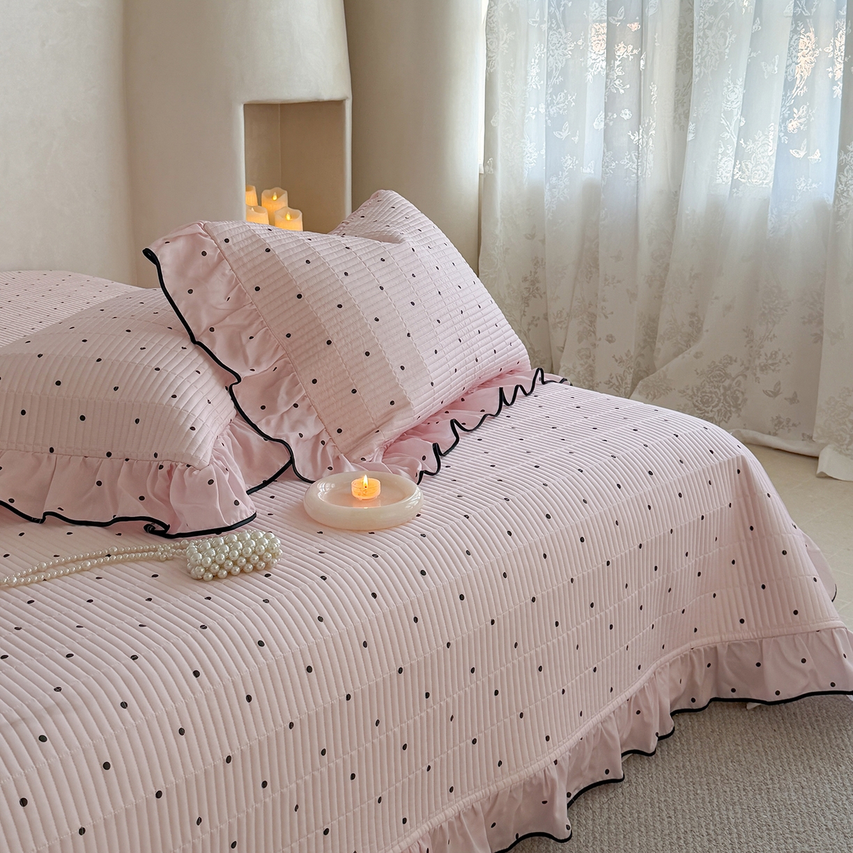 91家纺网 家纺一手货源 找家纺 琳可家居 2026新款波点天丝系列花边款100%莱赛尔纤维天丝床盖可机洗A类床盖三件 奶油粉